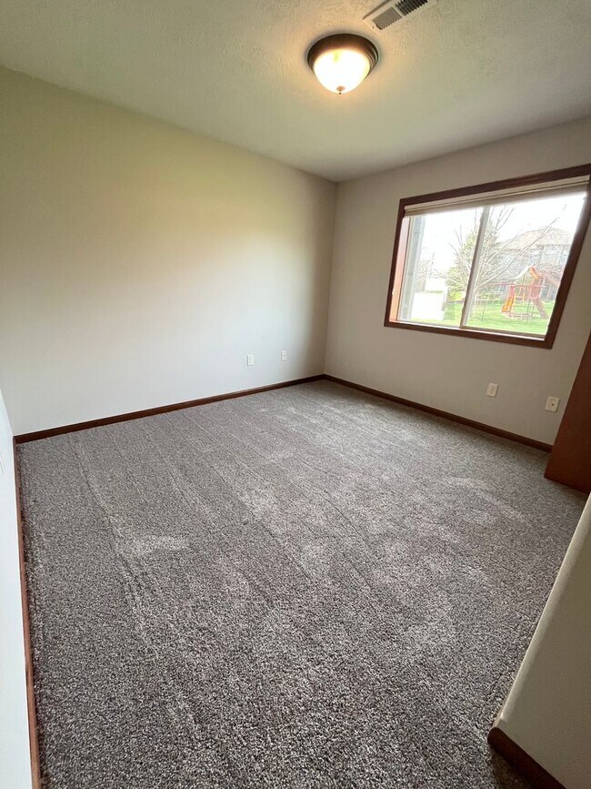 Building Photo - Ground Floor 2 Bed Condo with Attached Garage!