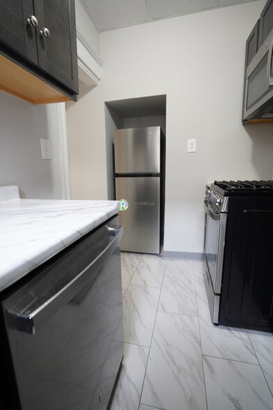 Building Photo - 221 Kelton St