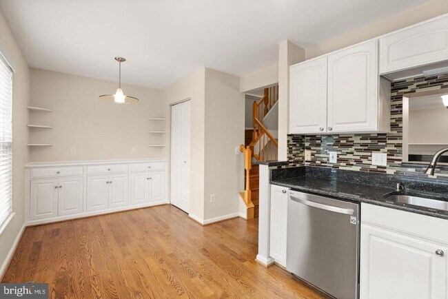 Building Photo - 917 Rolfe Pl