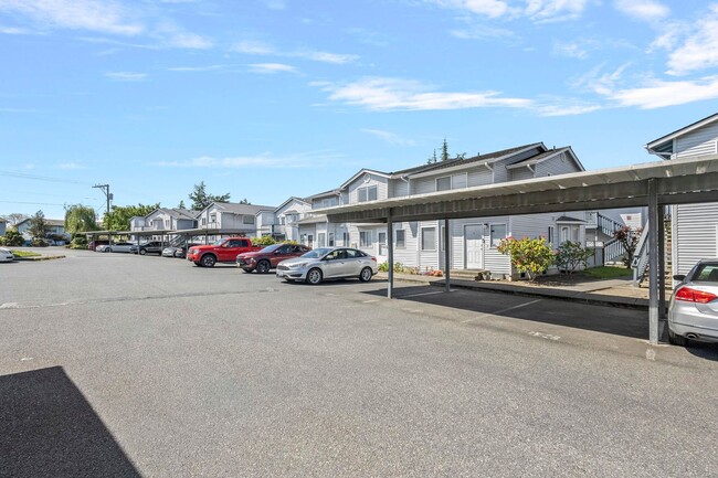 Building Photo - 3BR/2.5BA Townhouse in Courtyard Condos