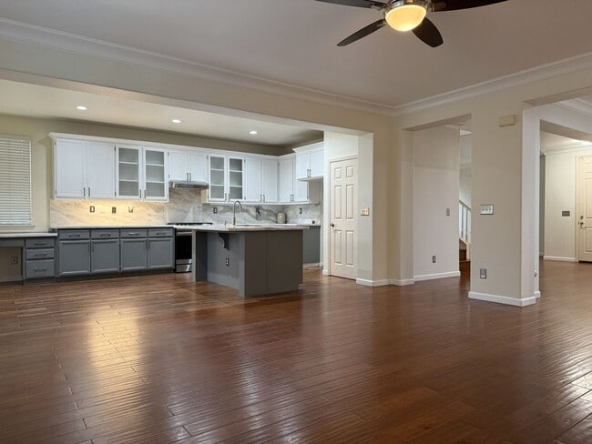 Building Photo - Lovely 5/3 with a desirable downstairs bedroom.