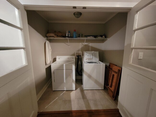 Building Photo - Massive 3 bed 3 bath on Boulevard!