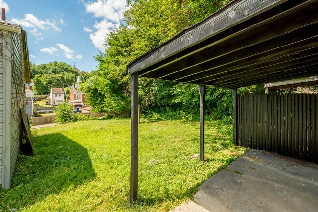 Building Photo - GREAT TWO BEDROOM IN SOUTH SIDE SLOPES!
