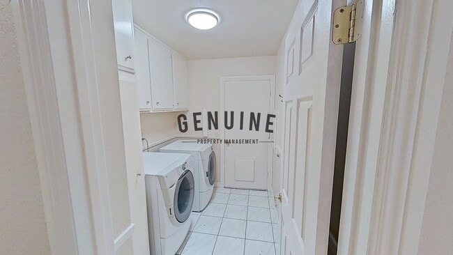 Building Photo - Large 4 Bedroom House with Pebble Bottom Pool - Backyard Oasis!