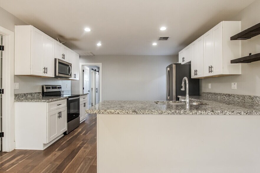 Building Photo - 3862 W Tamarisk St