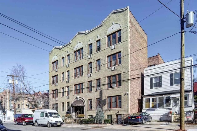 Building Photo - 42 Van Wagenen Ave