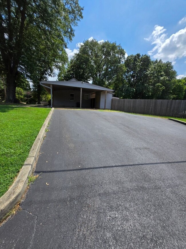 Building Photo - Charming & Conveniently located 3 bedroom home, 1.5 bath in 38134!