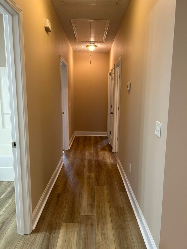 Building Photo - 3421 Beacon Dr