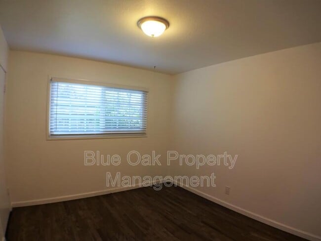 Building Photo - 708 Douglas Ln