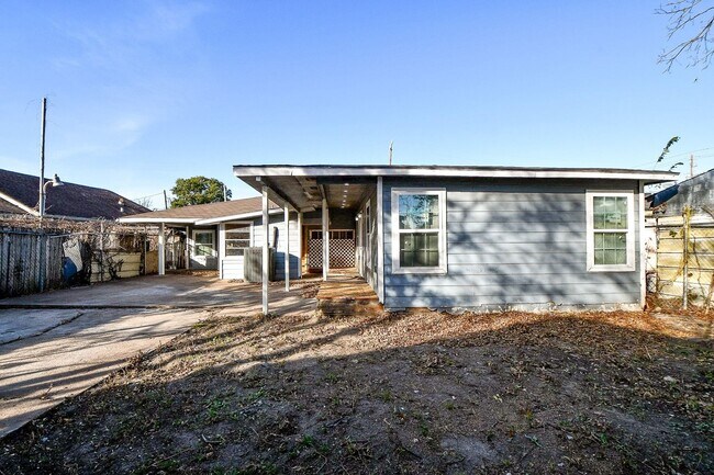 Building Photo - 8308 John St