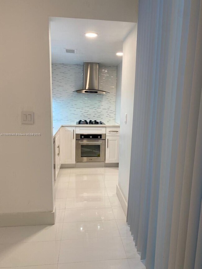 Building Photo - 2539 S Bayshore Dr