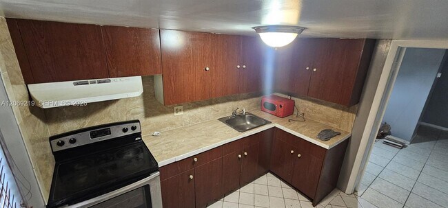 Building Photo - 4168 Inverrary Dr