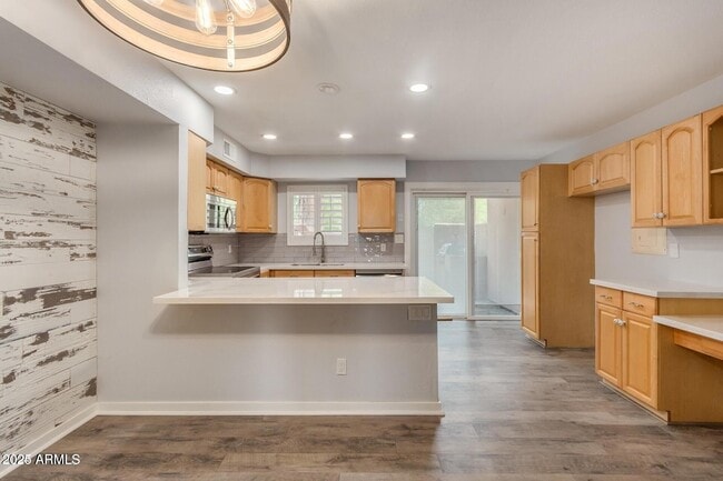 Building Photo - 1425 E Desert Cove Ave