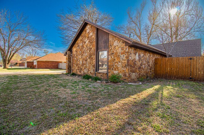 Building Photo - 3 Bed 1.5 Bath in Carl Albert School District