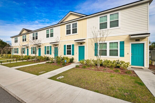 Building Photo - 2-Bedroom Townhome for Rent with Private En-Suite Baths & Screened Porch