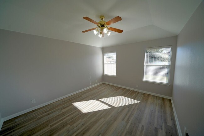 Building Photo - Beautifully Renovated Home Now Available in Converse.  Realtor Commission: $500