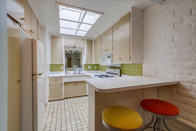 Building Photo - Large and bright condo in the Grossmont Vi...