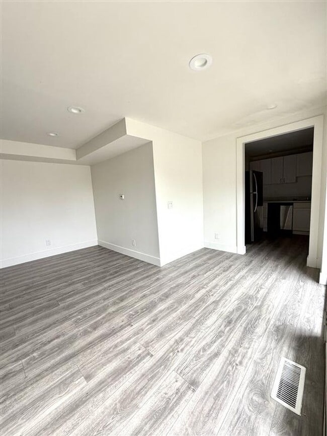 Building Photo - Stylish 2-Bed Tacoma Home