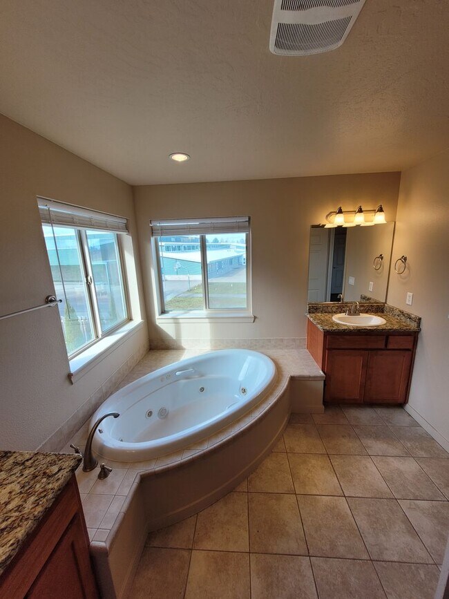 Building Photo - Beautiful 5 bedroom 3 bath home in Lebanon