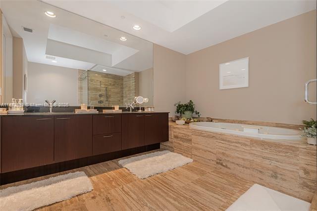 Building Photo - 16001 Collins Ave