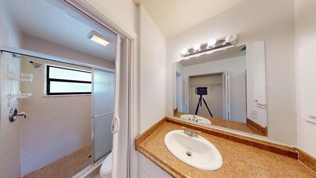 Building Photo - 1580 Montauk Dr