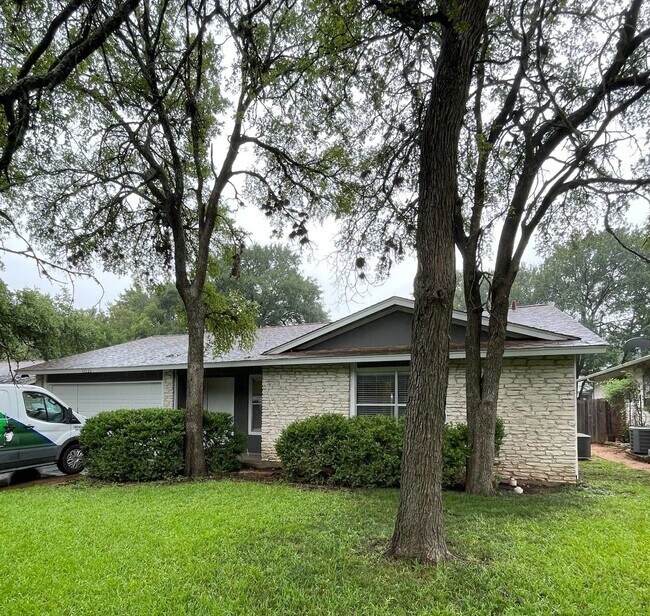 Primary Photo - Pet Friendly 3/2 on Shady Fenced Lot w/ Fi...