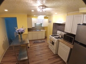 Building Photo - 1508 Edith Blvd NE