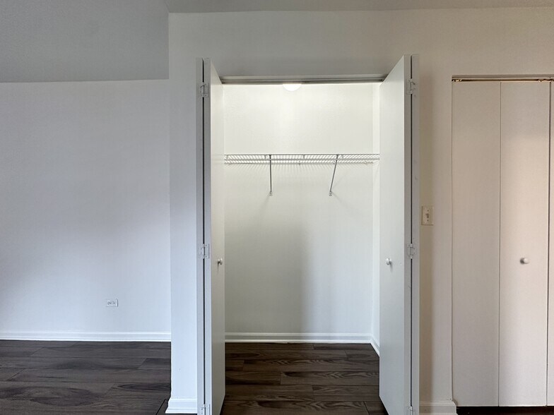 Building Photo - 925 W Carmen Ave