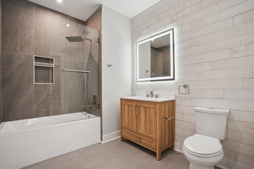 Full Bath - 106 Montgomery St