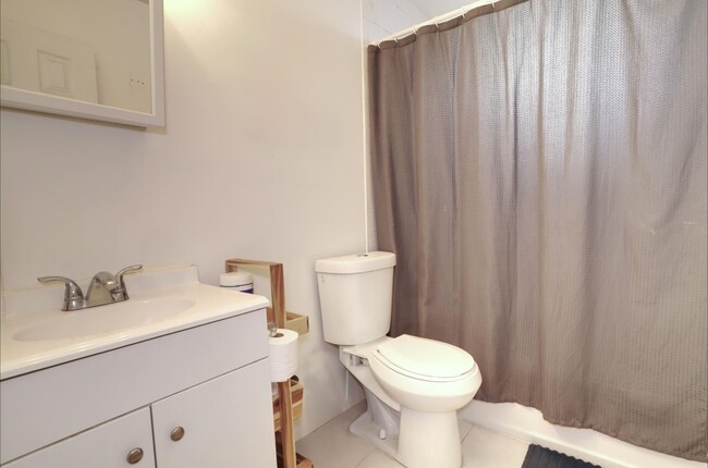 Building Photo - 206 4th St