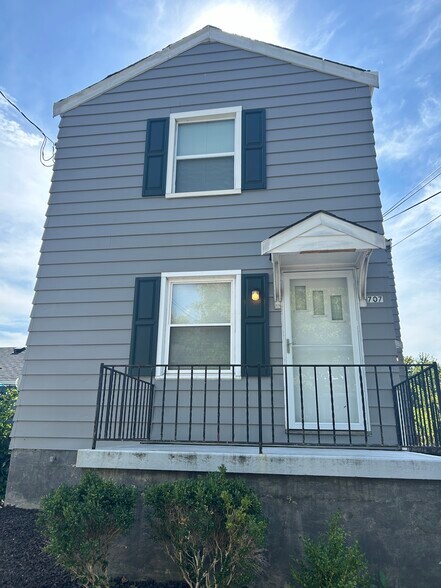Building Photo - 707 W 32nd St