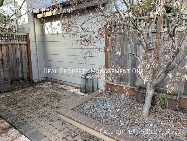 Building Photo - Gorgeous 3 Bed, 2 1/2 Bath Single-Family H...