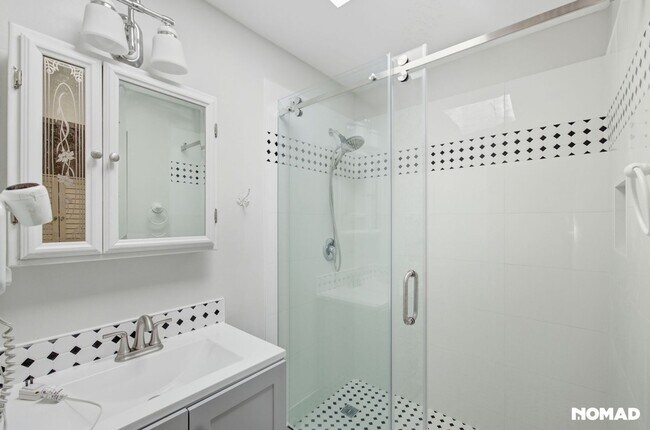 Building Photo - Updated, Large yard, quiet neighborhood, and convenient location