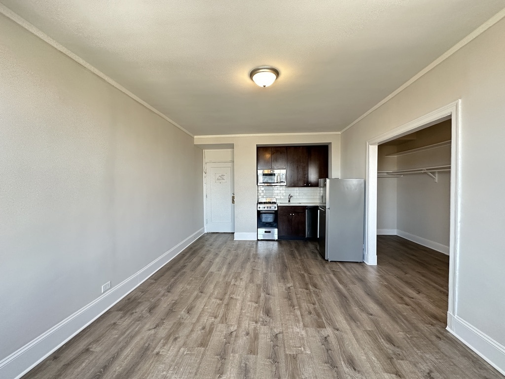 Building Photo - 3335 W Diversey Ave