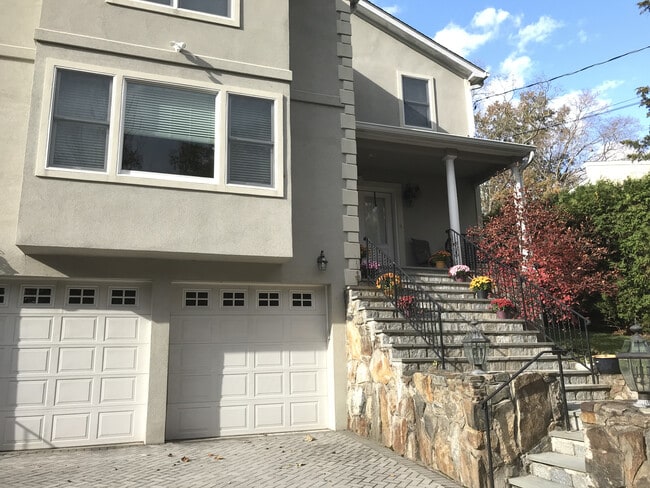 Building Photo - 696 Ridgeway