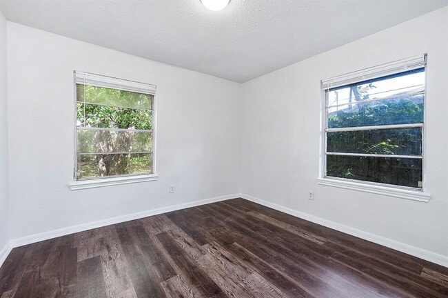 Building Photo - 5711 Lyndhurst Dr