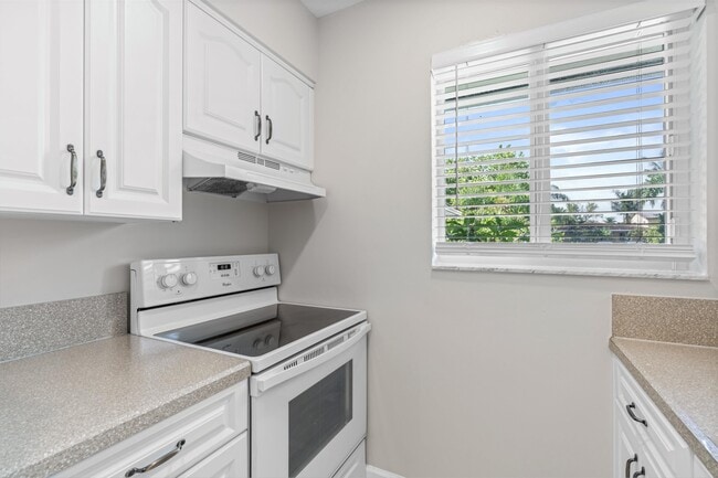 Building Photo - 541 NE 44th St