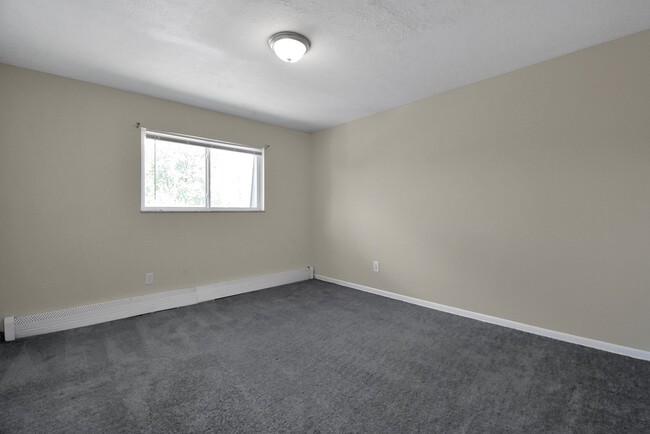 Building Photo - 3 Bed Spacious Apartmnet