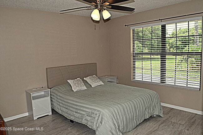 Building Photo - 285 Utopia Cir