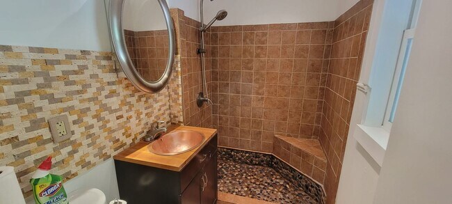 Building Photo - 4 bedrooms 3 baths beautiful house