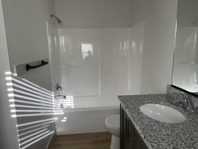 Building Photo - 852 250 N