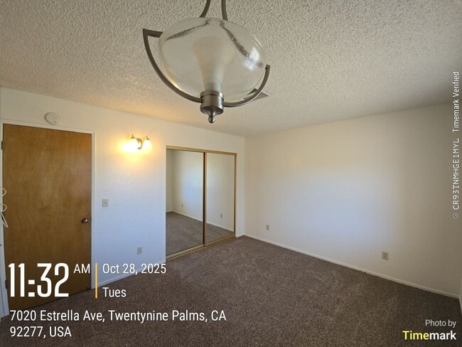 Building Photo - 3 bedroom 2 bath Available now