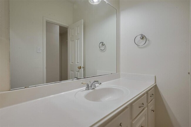 Building Photo - 17215 Stratford Green Dr