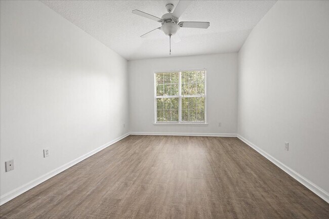 Building Photo - Great Jax Beach Location!