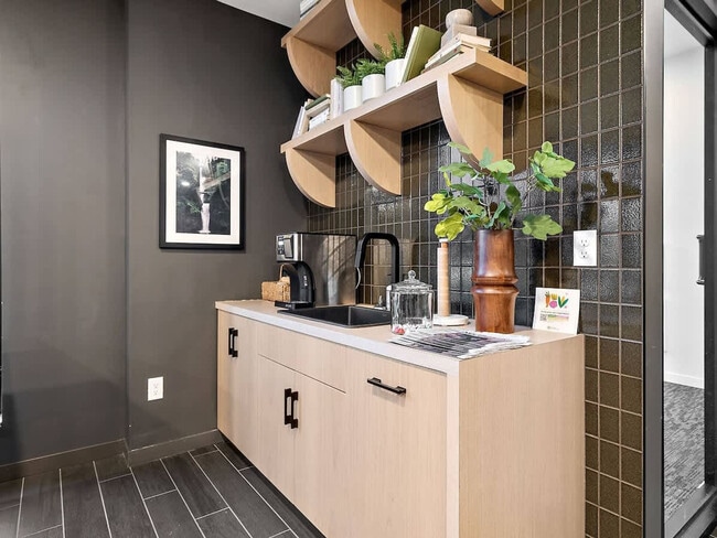 Building Photo - 402 NE 2nd St