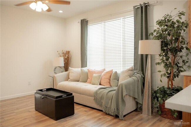 Building Photo - 5 Redbud Ln