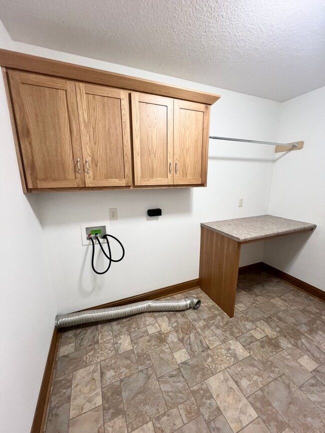 Building Photo - NEW LISTING! 3 Bedroom home