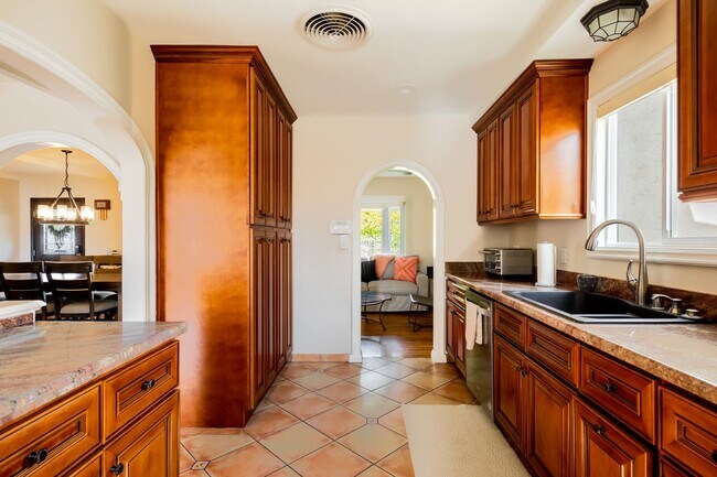 Building Photo - Movie Colony Oasis - Peaceful, Walk to Dow...