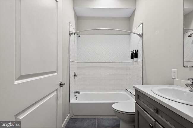 Building Photo - 980 N Marshall St