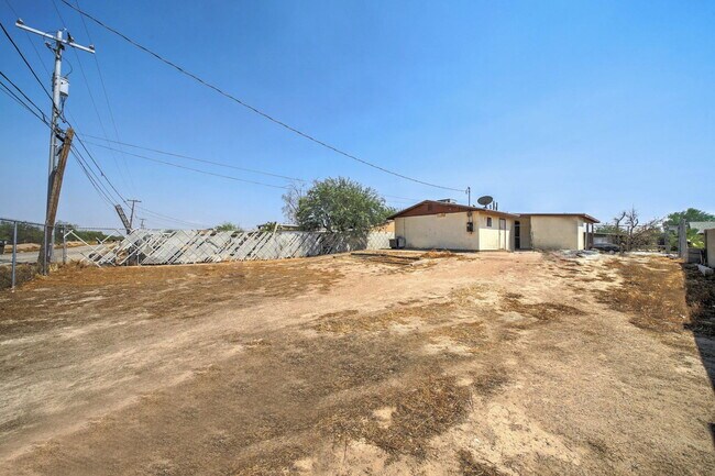 Building Photo - 1114 E Bisnaga St